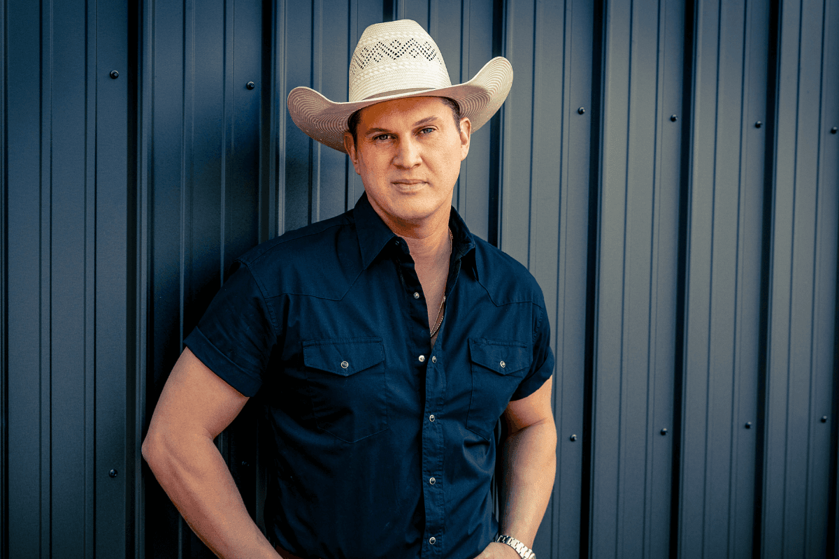 headshot of Jon Pardi